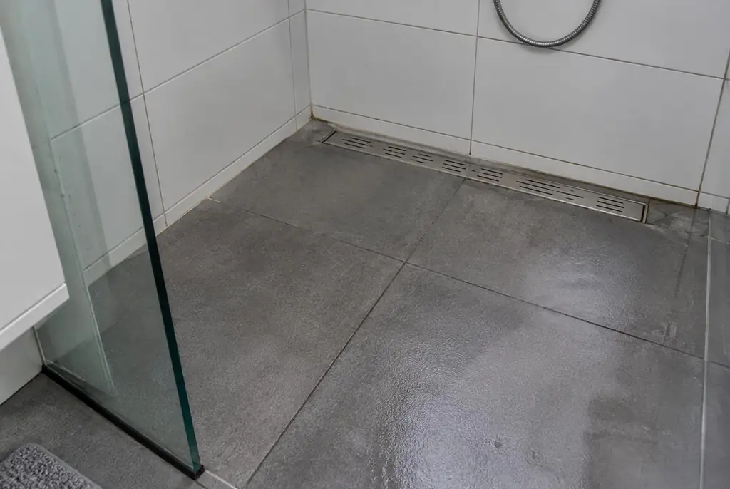 Lekdetectie Medemblik – lekkende inloopdouche met natte voegen