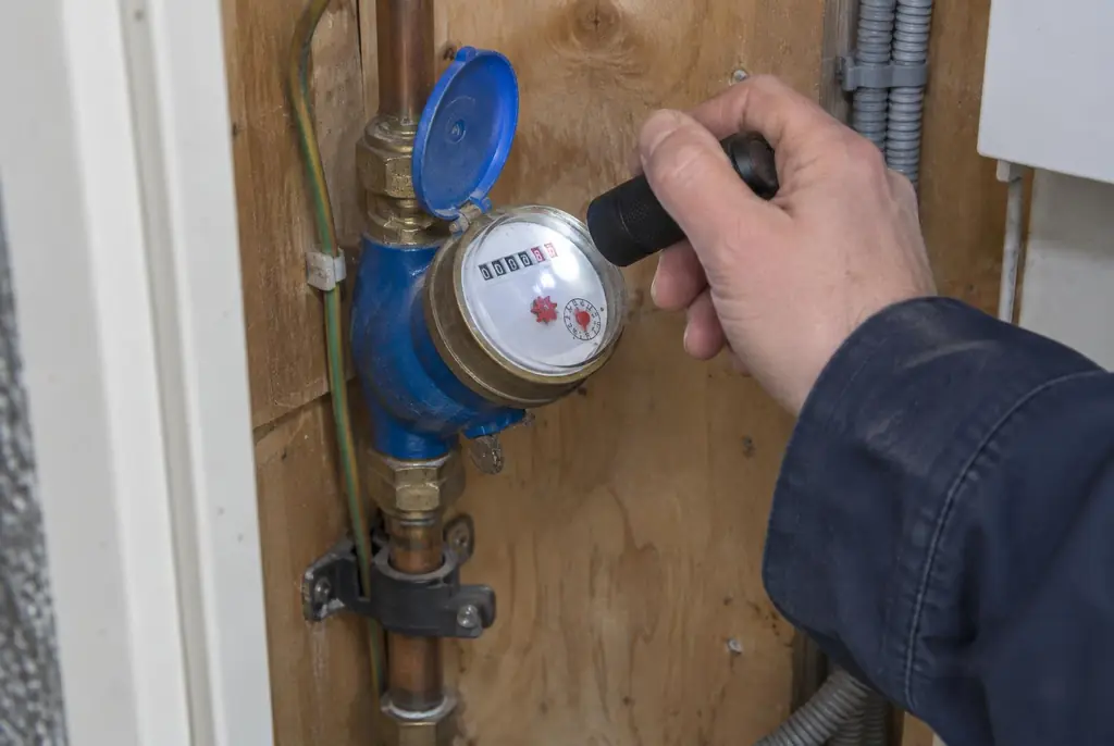 Lekdetectie Medemblik – watermeter in de meterkast controleren met een zaklamp